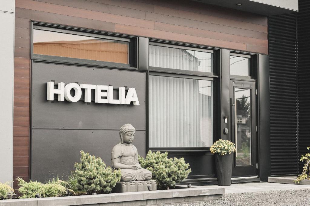 Eine Statue, die vor einem Geschäft steht in der Unterkunft Hotelia in Saint-Ambroise