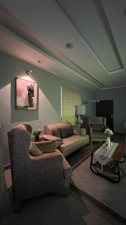 a living room with two couches and a table at شقة ريفالا الفاخرة in Abha