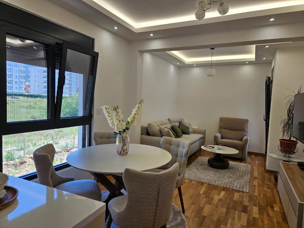 a living room with a table and chairs at Apartman Kiki in Šušanj