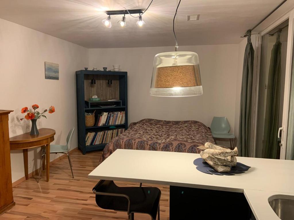 a bedroom with a bed and a table and a table sidx sidx sidx at Nuwach in Sauges