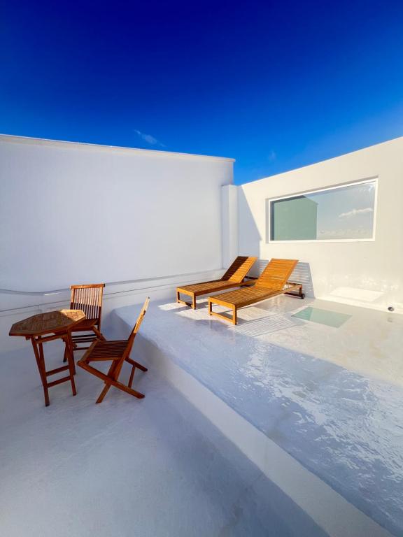 two chairs and a table on the roof of a house at Gratitud Un refugio con encanto in Soo