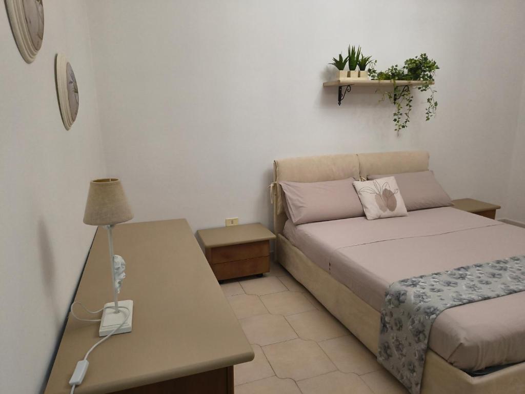 a small room with a bed and a table at casa vacanza in Laterza