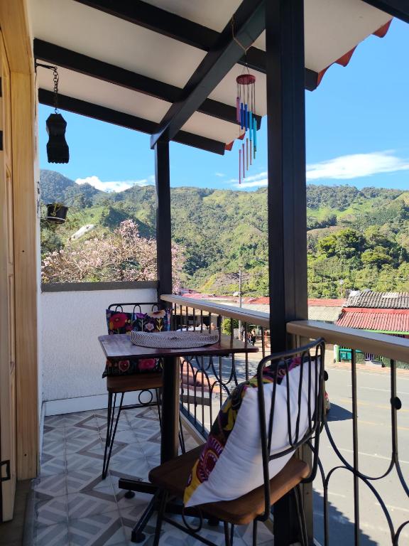 a balcony with a table and chairs and a view at Terra loft in Líbano