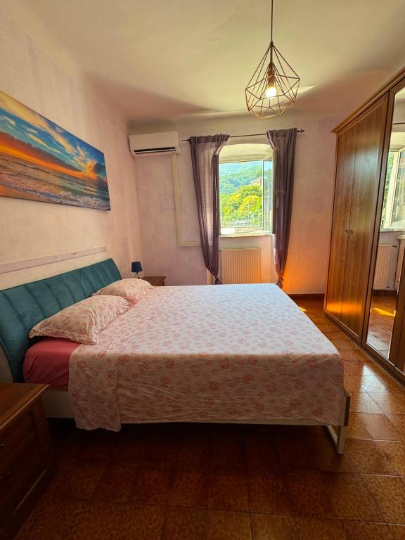 ein Schlafzimmer mit einem großen Bett und einem Fenster in der Unterkunft alchiccodoro in Genua