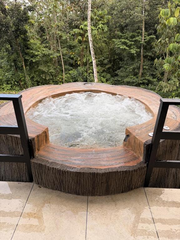 a wooden circular plunge pool with two chairs at Yalala Jacuzzi in Jabillos