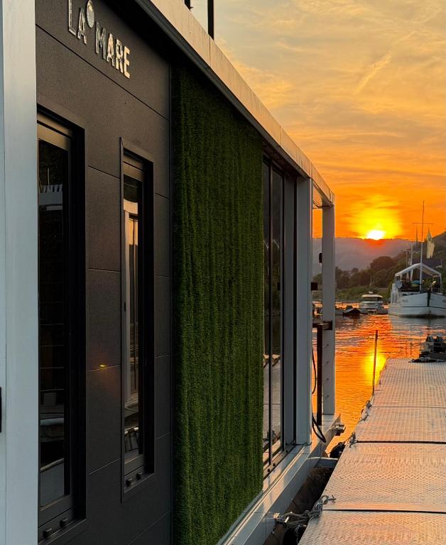 a building with green grass on the side of it at Design-Hausboot am Rheinsteig in Lorch am Rhein