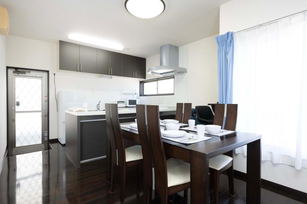 a kitchen and dining room with a table and chairs at Shiokaze Miura Kaigan - 三浦海岸 in Miura