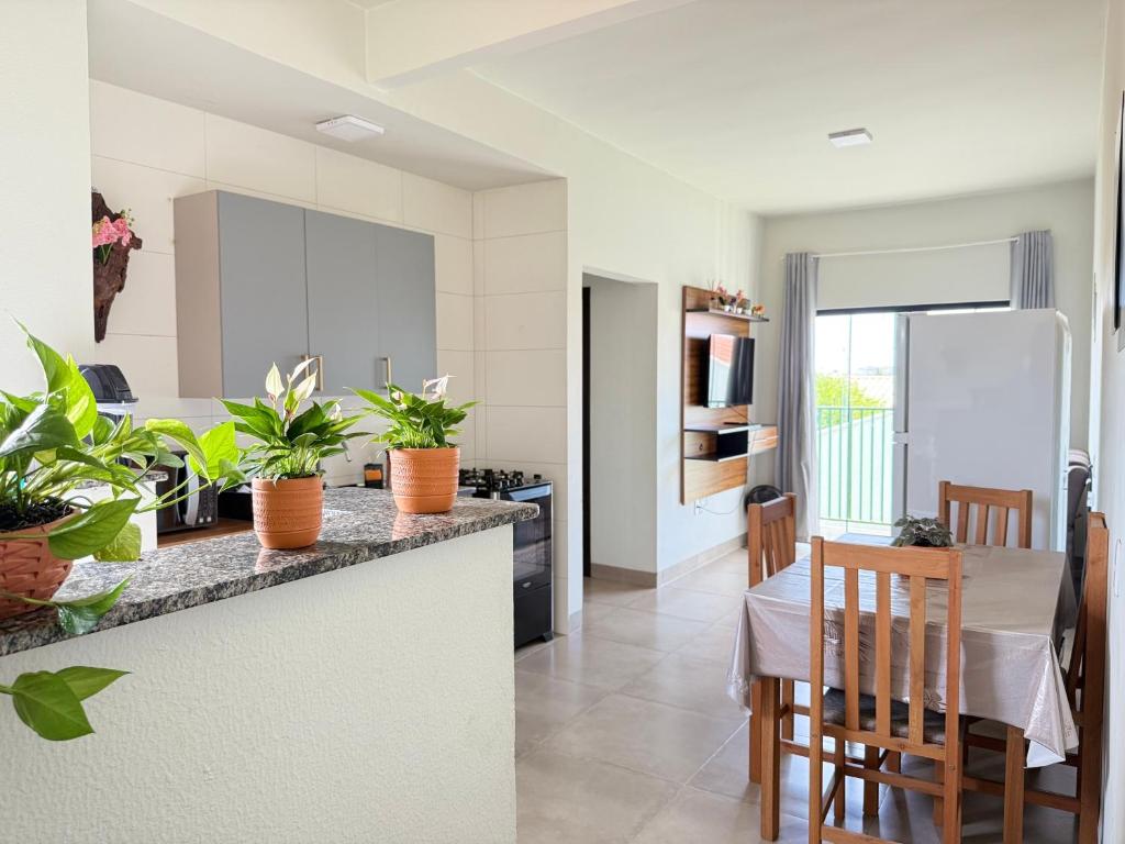 a kitchen and dining room with a table and chairs at Apartamento com 2 quartos próximo do centro in Sinop