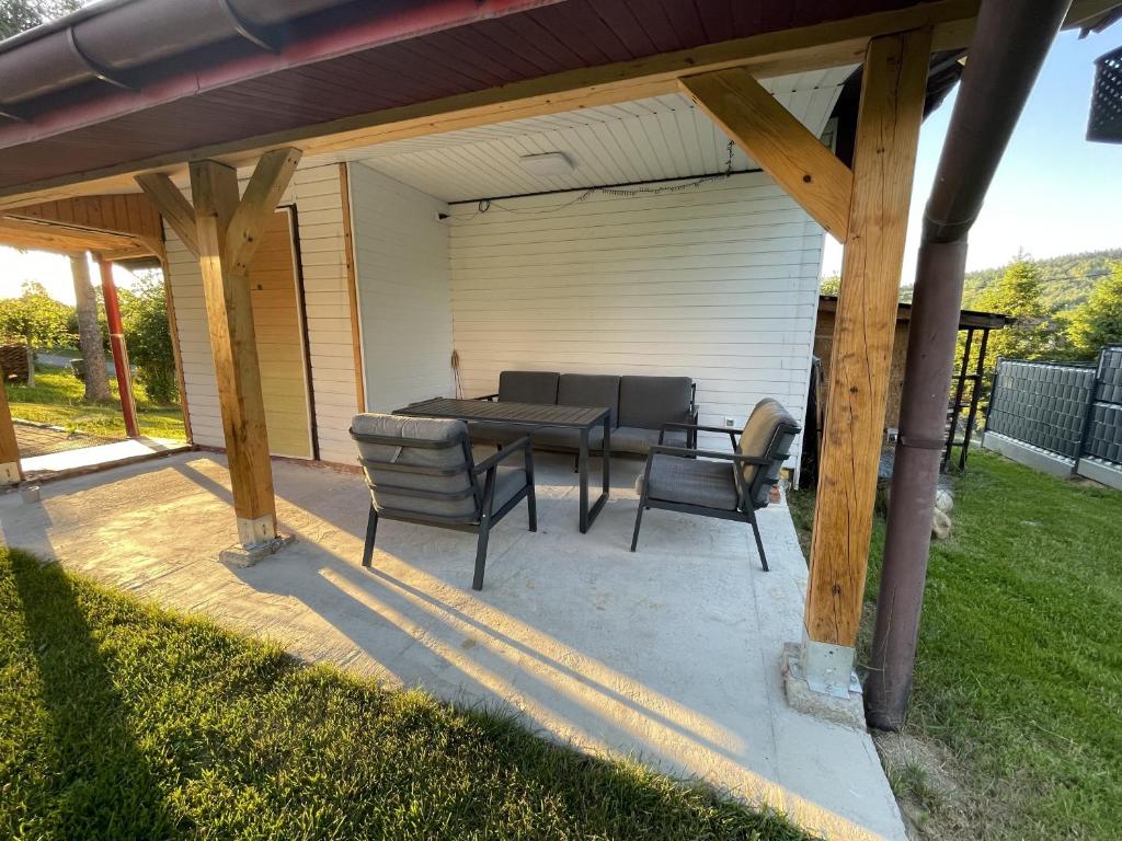 a patio with a table and chairs under a pavilion at Sielankowo in Rożnów