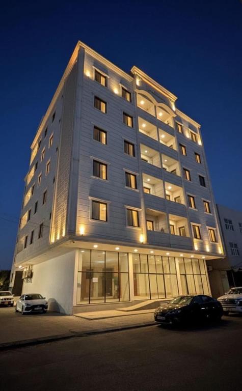 a large building with lights on top of it at موتيل روزا عينكاوا in ‘Aynkāwah
