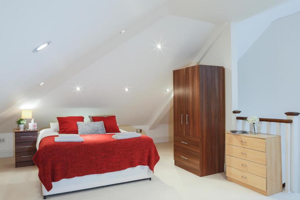 Finchley Central Spacious 3 bed triplex loft style apartment, Hendon (updated prices 2024)