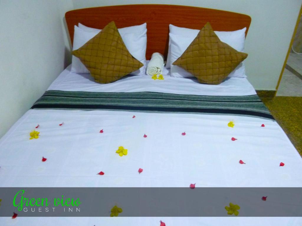 Postel nebo postele na pokoji v ubytování Green View Guest Inn