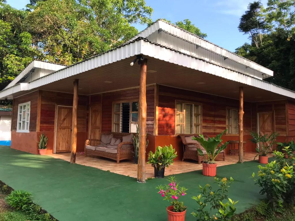 a house with a green lawn in front of it at Fuga Ecolodge Casa grande in Carara