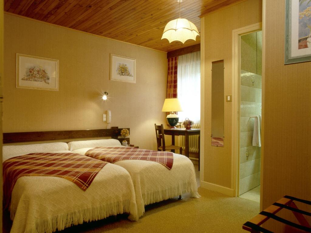 Postel nebo postele na pokoji v ubytování Hôtel Auberge Du Morge