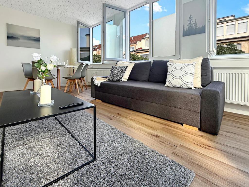 a living room with a couch and a table at Loft 24 Stuttgart Zentrales Gruppenloft für 10 Gäste mit PS5 in Stuttgart