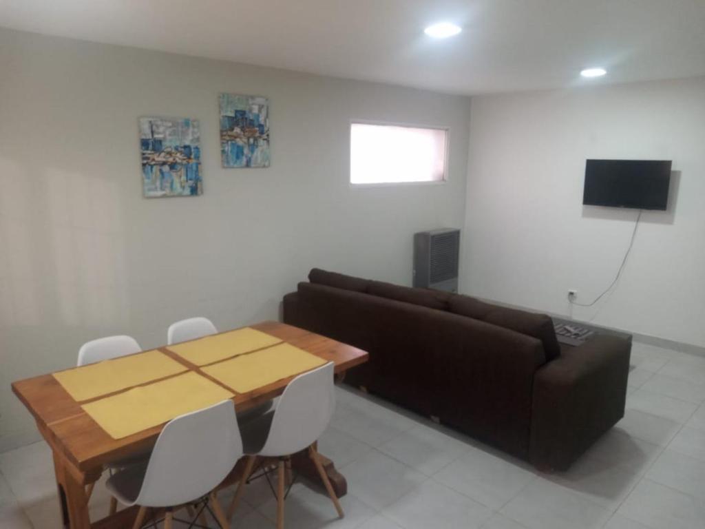 a living room with a table and a couch at El mejor descanso lll in Plottier