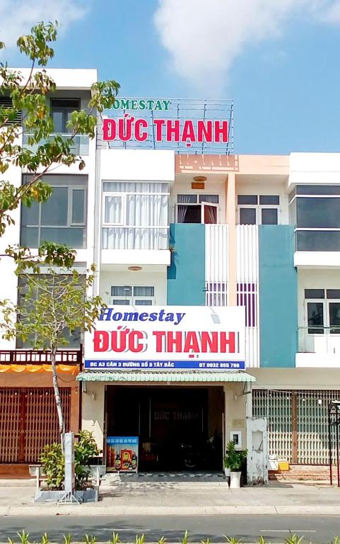 a blue building with a sign that reads dye train at Homestay Đức Thạnh in Rạch Giá