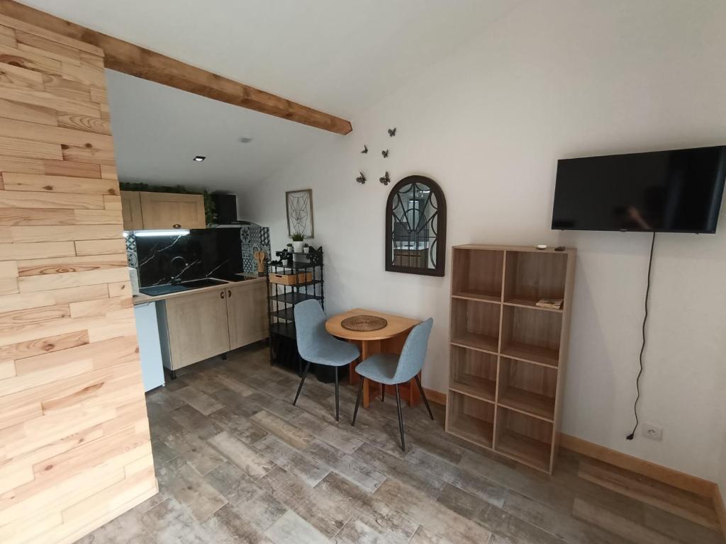 a kitchen with a table and chairs in a room at Dax Jardin Studio in Dax