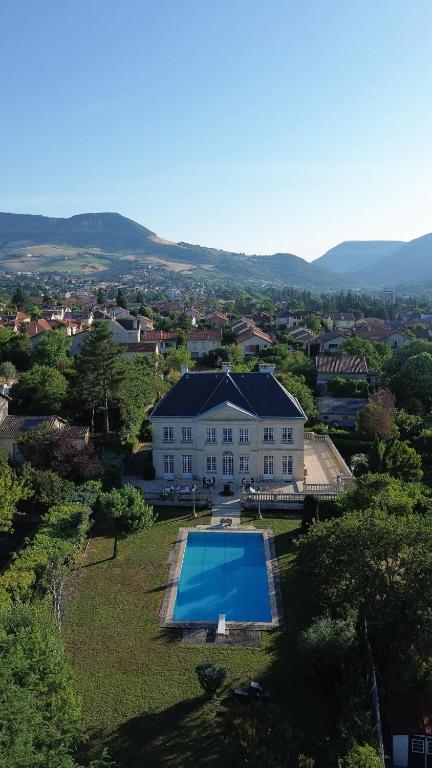an aerial view of a house and a swimming pool at gîte dans maison bourgeoise in Millau