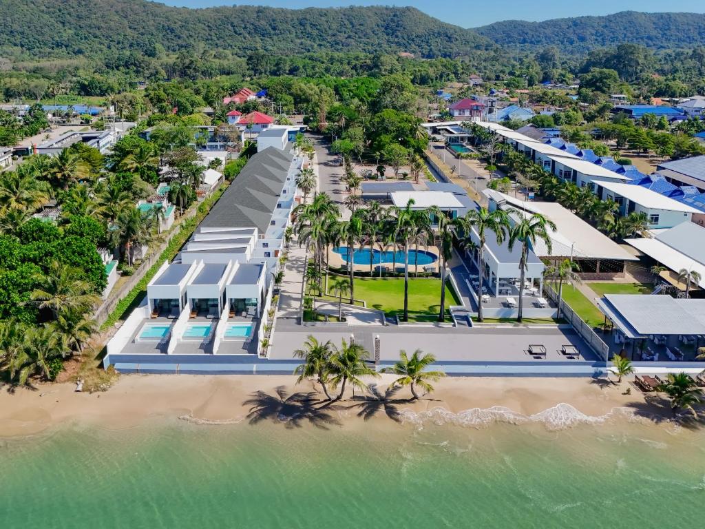 an aerial view of a resort on the beach at เจ้าหลาว ซี บรีส รีสอร์ท in Ban Mu Dut