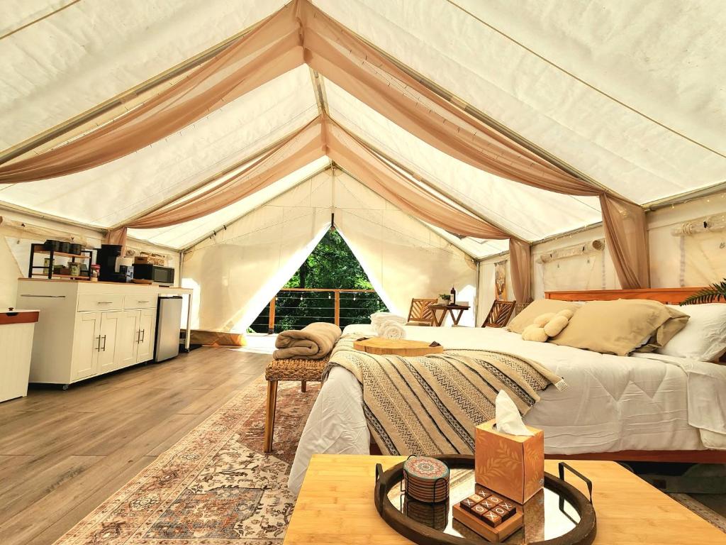 a bedroom with a bed in a tent at Evergreen Escape in Brush Prairie