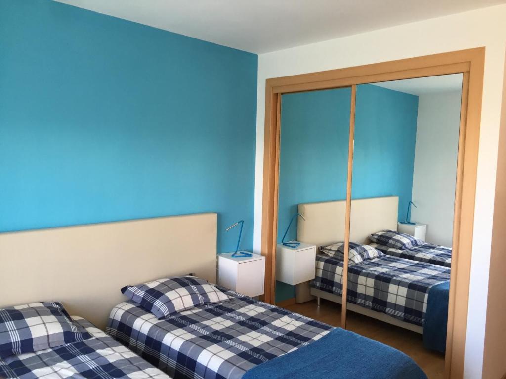 エリセイラにあるDouble Room Apartment - Ericeira - Ribeira de Ilhasのベッドルーム1室(ベッド2台、鏡付)