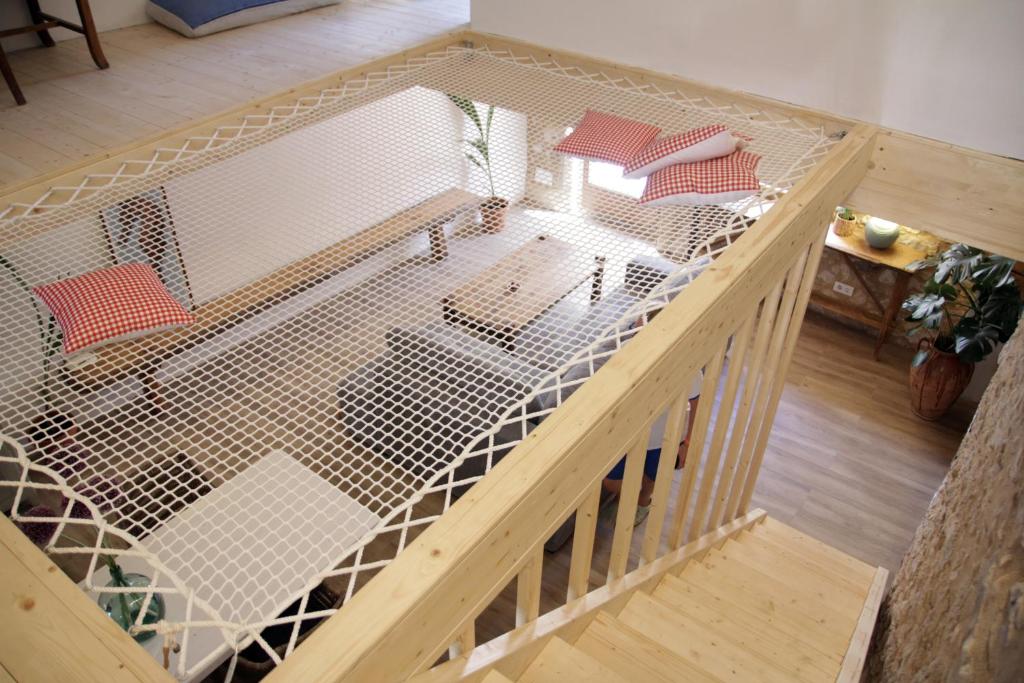 eine Draufsicht auf einen Vogelkäfig in einem Haus in der Unterkunft Ca la Babus in Bellcaire dʼEmpordà
