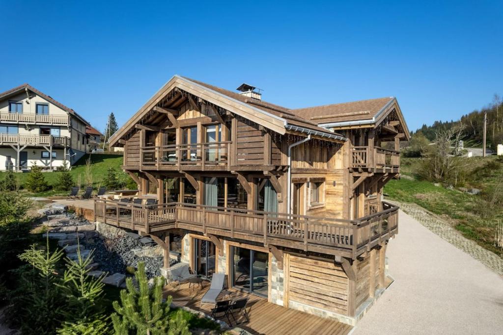 La Vallée Cerena Luxury Chalet with Indoor Pool Sauna & Fireplace