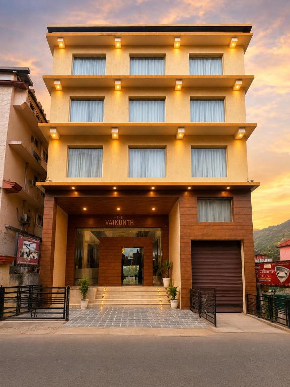 ein Gebäude mit dem Haupteingang zu einem Gebäude in der Unterkunft The Ginger McLeodGanj-By Vaikunth Centrally Heated & Air Cooled # Near Mall Road # Big Parking # Lift #Spacious Rooms # Most Awarded # Property Of The Year # in McLeod Ganj