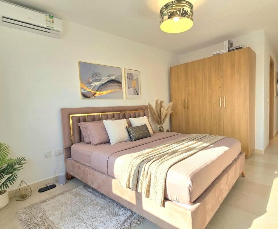 a bedroom with a large bed in a room at S2 vip nouvelle soukra in Sukrah