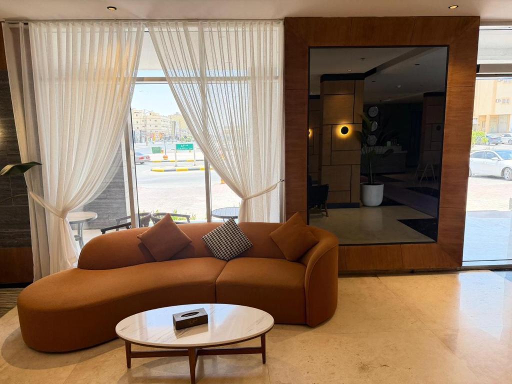 a living room with a couch and a table and a mirror at شقق ثري ستار للشقق المخدومة 5 in Al Kharj