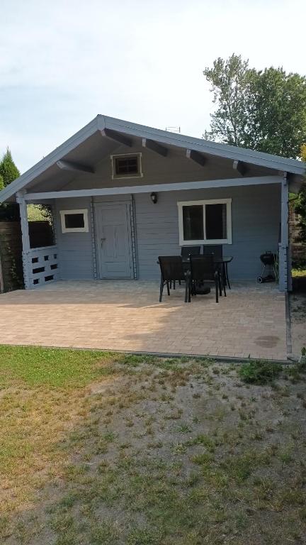 a house with a patio with a piano on it at Zacisze Domki Letniskowe Karsibór Świnoujście in Świnoujście