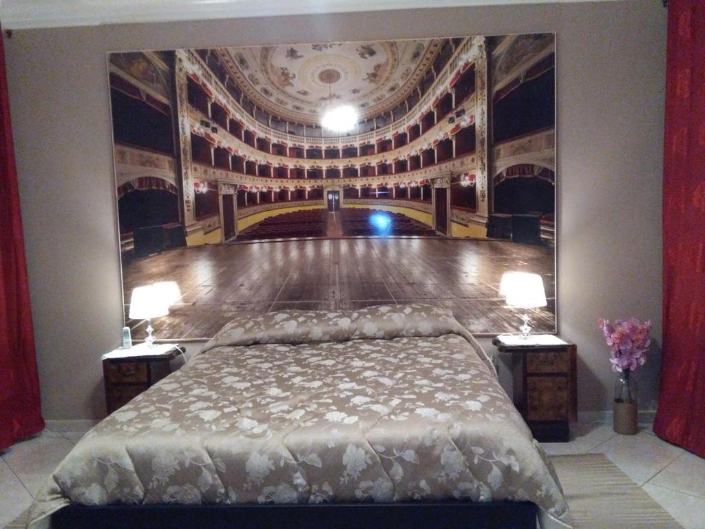 1 dormitorio con 1 cama grande y techo en B&B Salita Metello, en Agrigento
