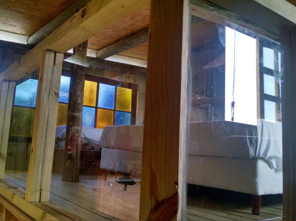 una habitación con vidrieras en una casa en Cabaña de Silvina, en La Pedrera