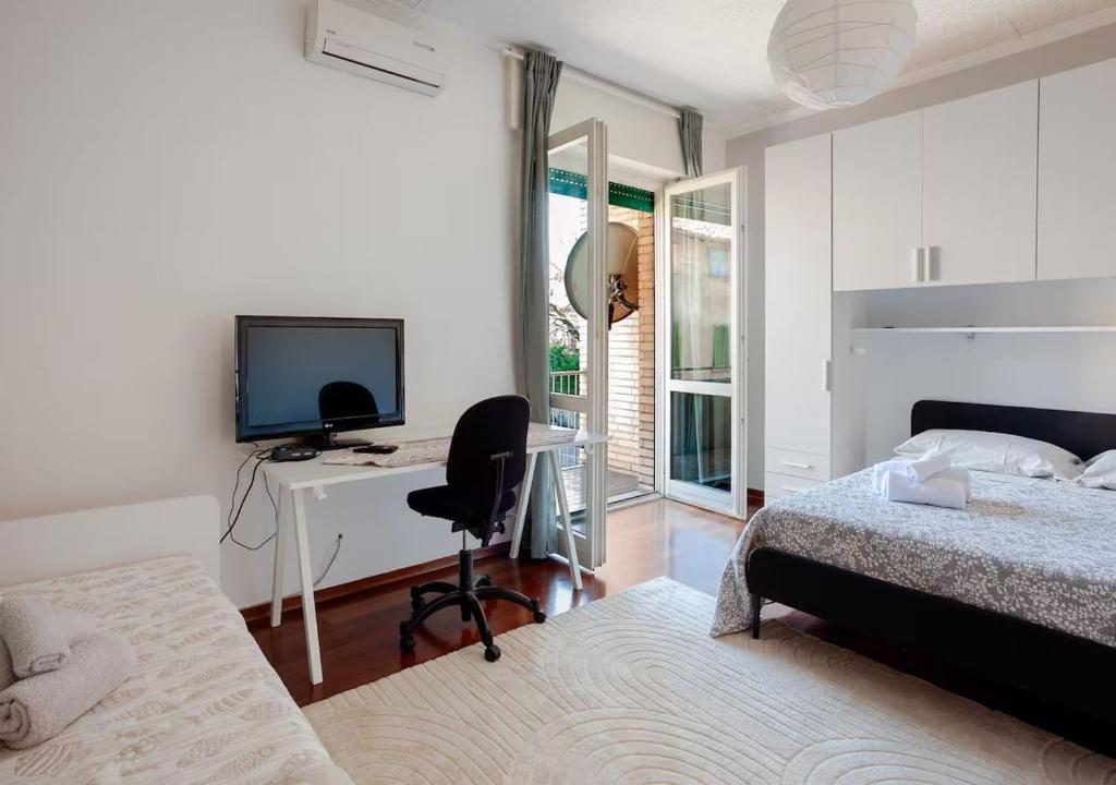 a bedroom with a bed and a desk with a computer at Nadilla House Castellanza Humanitas Liuc in Castellanza
