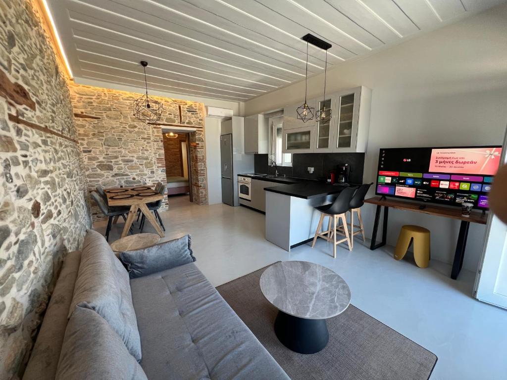 a living room with a couch and a kitchen at Effies Apartments in Karlovasi