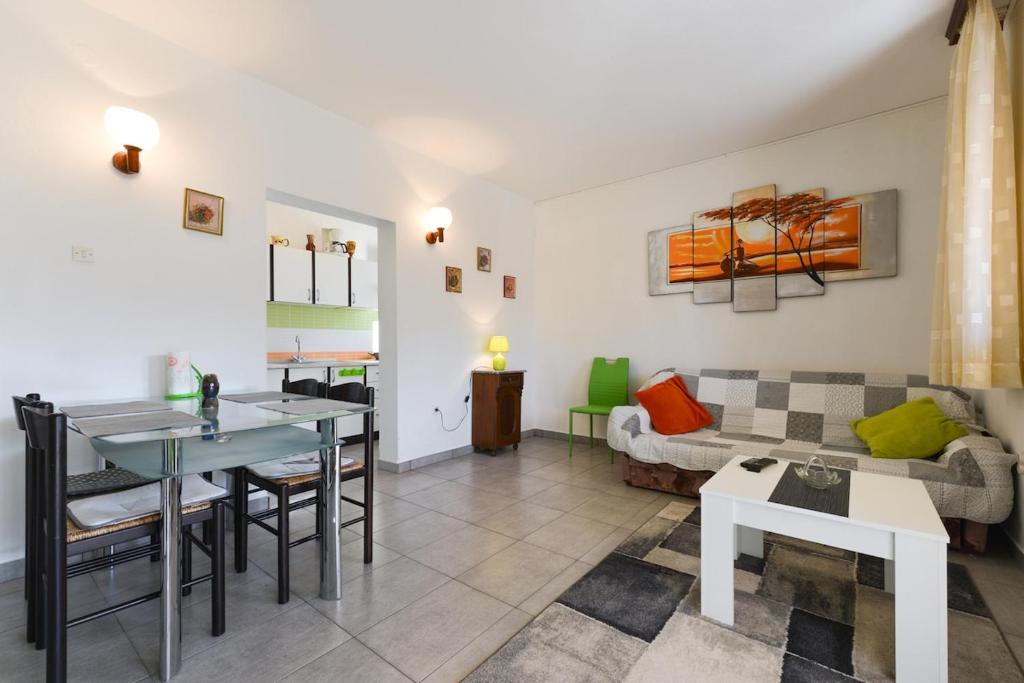 Sunny,spacious apartmant Pag