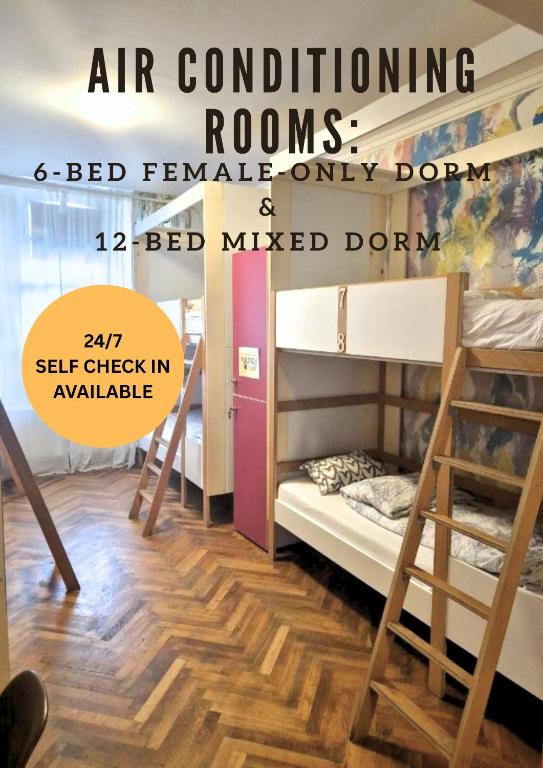 ein Zimmer mit zwei Etagenbetten und einer Leiter in der Unterkunft Centrum House Hostel in Braşov