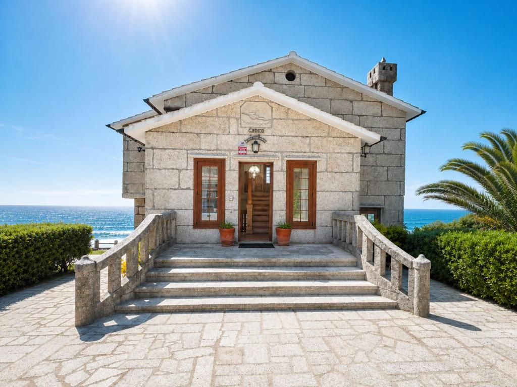 ein kleines Steingebäude am Strand in der Unterkunft Holibai Mar de Lua, Vila gallega al lado del mar cerca de Baiona in Oia