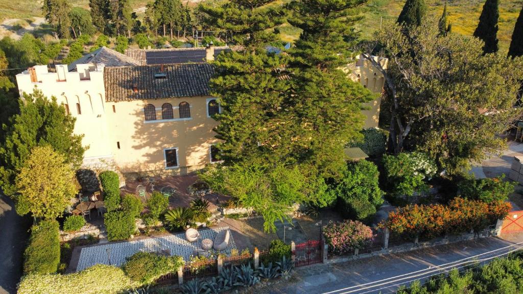 an overhead view of a house with trees and a street at Villa La Cucullera in Catanzaro