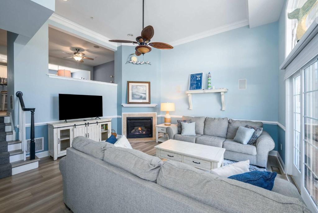 a living room with a couch and a tv at Spacious Resort Villa Near Beach - VBBL in Ocean View