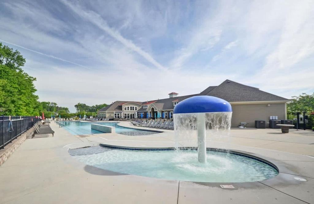 a fountain in the middle of a swimming pool at Villa at Greys Neck - Close to Bethany Beach in Millville