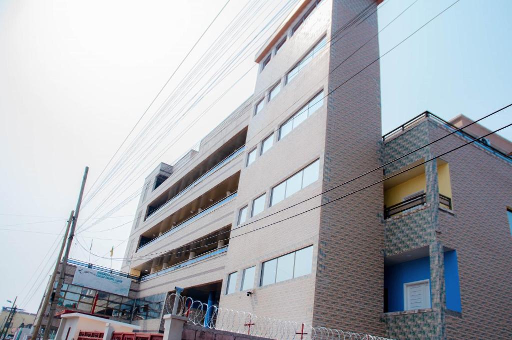 a tall brick building on a city street at Raoul Immobilier JDMK in Brazzaville