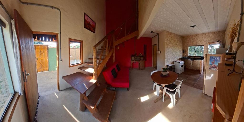 an overhead view of a living room and dining room at Chalé Jardim Mágico in Milho Verde