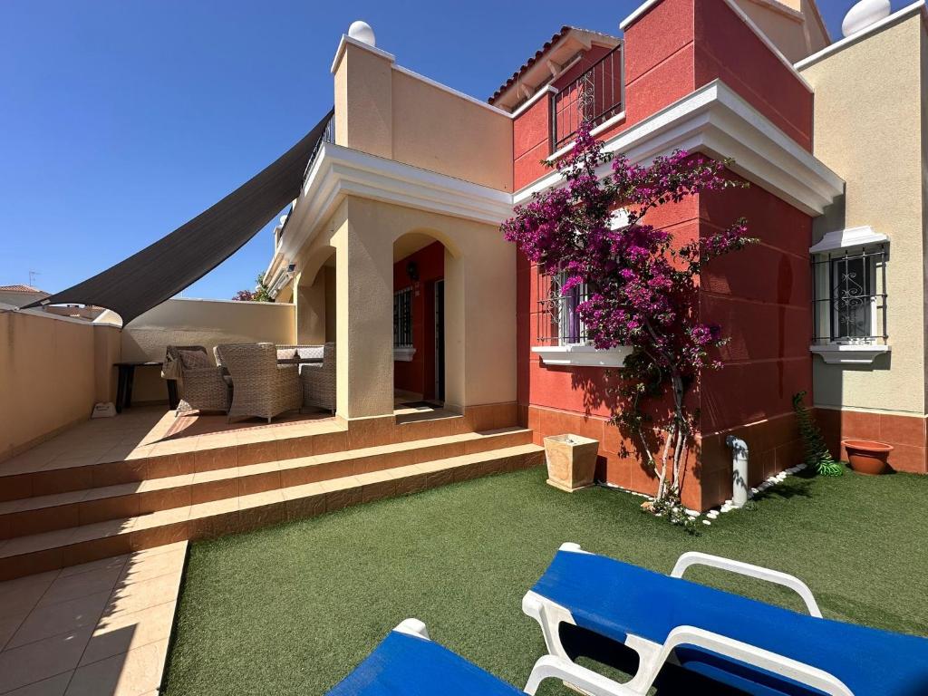 a house with a yard with a blue bench at Altos Bahia Magic in Torrevieja