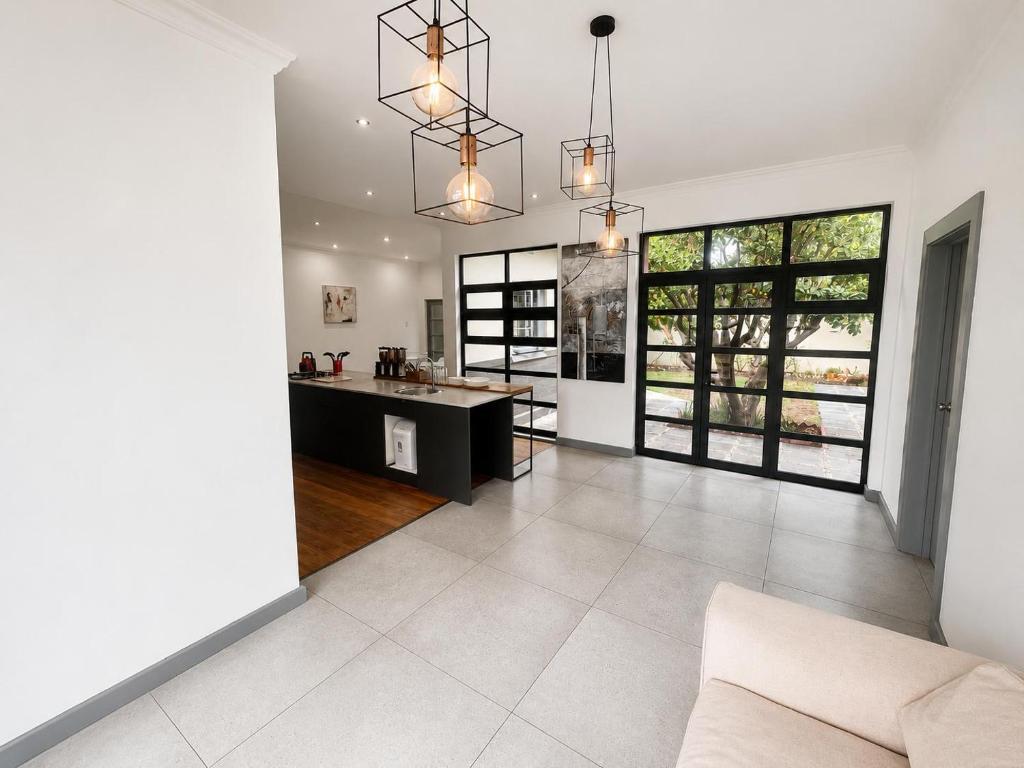 Køkken eller tekøkken på Salisbury House by 306 Accommodation