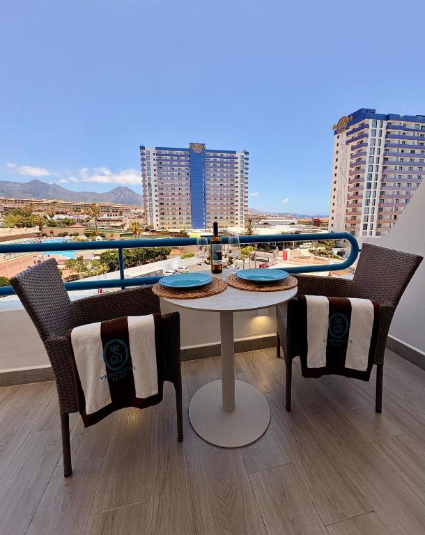 a table and chairs on a balcony with a view at Verónica's Flat Playa Paraíso in Playa Paraiso
