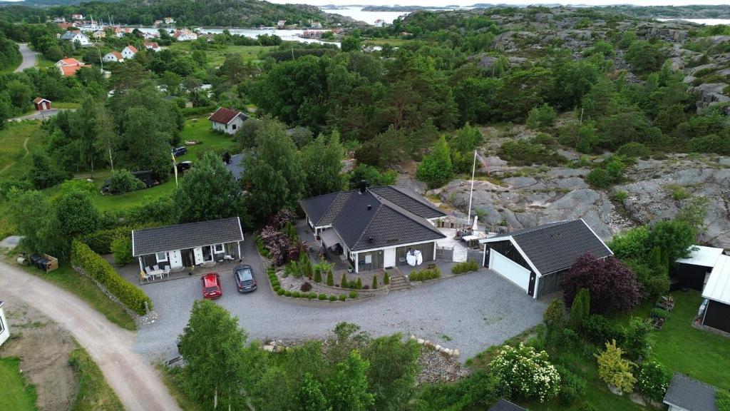 an aerial view of a house with a driveway at Långesjö lillstuga in Fjällbacka