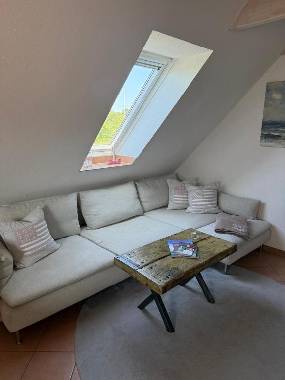 ein Wohnzimmer mit Sofa und Tisch in der Unterkunft Hüs Sanskiin in Wittdün