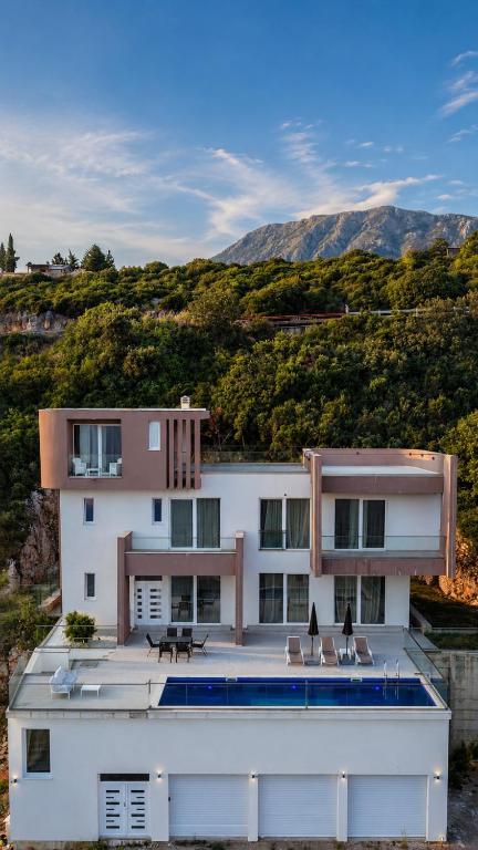 a large white building with a swimming pool at Villa La Reina in Bar